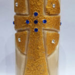 Cero in cera d'api con croce intarsiata a mano e con cristalli blue e trasparenti