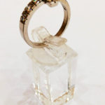 Anello in argento con croce e zirconi bianchi