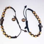 Bracciale in corda con croce San Benedetto e grani in legno d’ulivo