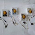 bracciale e scatolina con immagine del Volto Santo di Manoppello