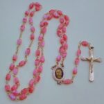 Rosario in metallo dorato con immagine del Volto Santo di Manoppello