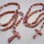Rosario in legno l`ulivo con immagine del Volto Santo di Manoppello