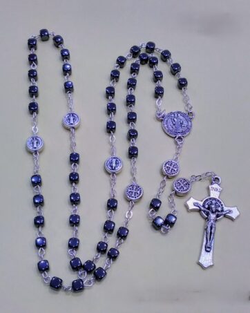 Rosario in ematite con medaglie di San Benedetto